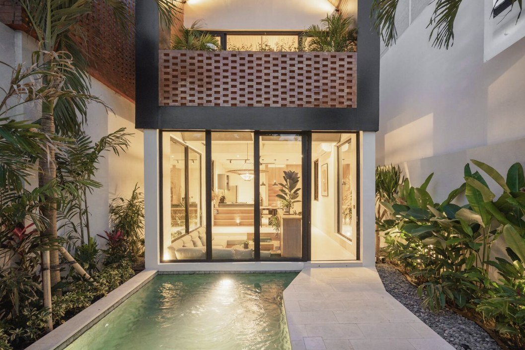 Makia Loft living room with wraparound sofa opening onto the garden and private pool