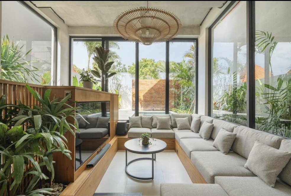 Makia Loft open-plan living area with sofa, TV and kitchen