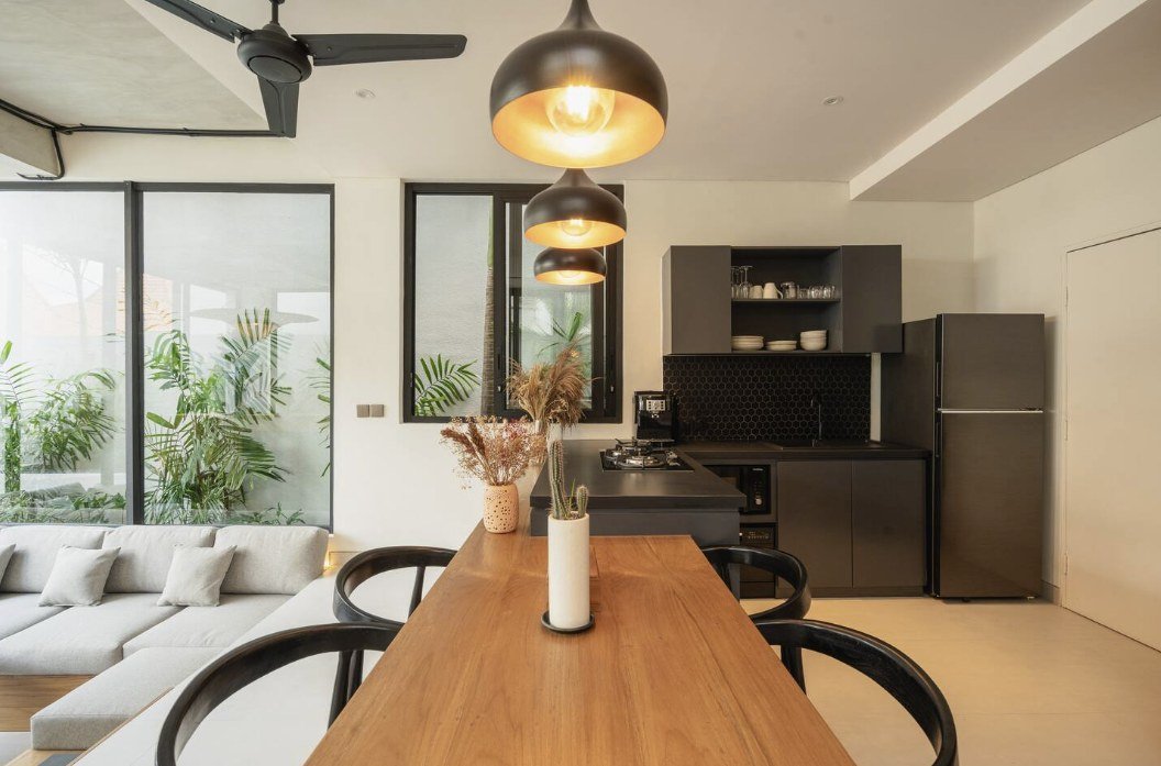Makia Loft dining nook and fully equipped kitchen